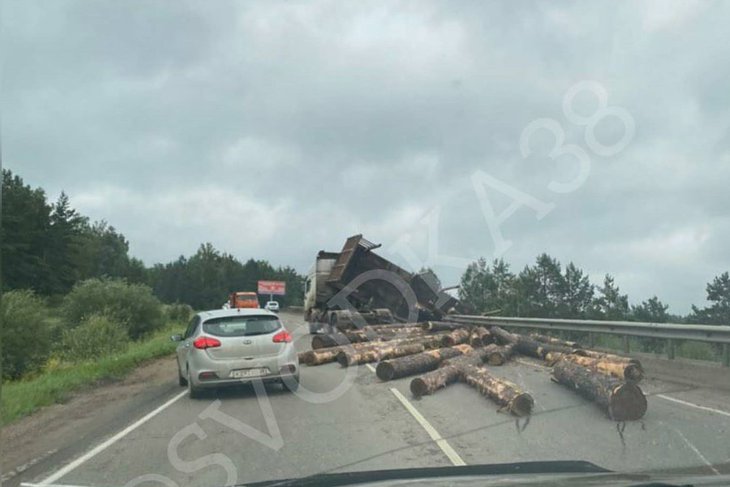 Бревна рассыпались по дороге при опрокидывании лесовоза под Иркутском