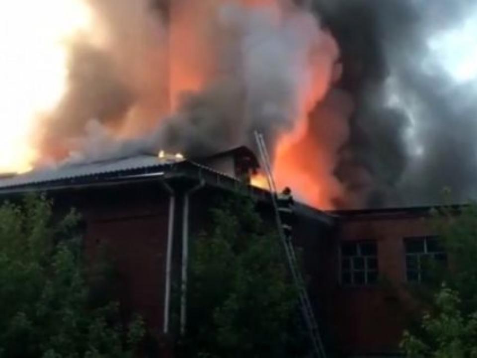 Десять пожарных подразделений Иркутска тушили горящие здания бывшего ИВВАИУ