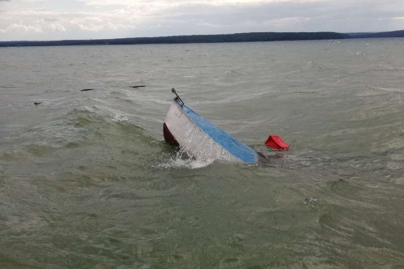 Двое человек выпали за борт моторной лодки в районе залива Узкий Иркутского водохранилища