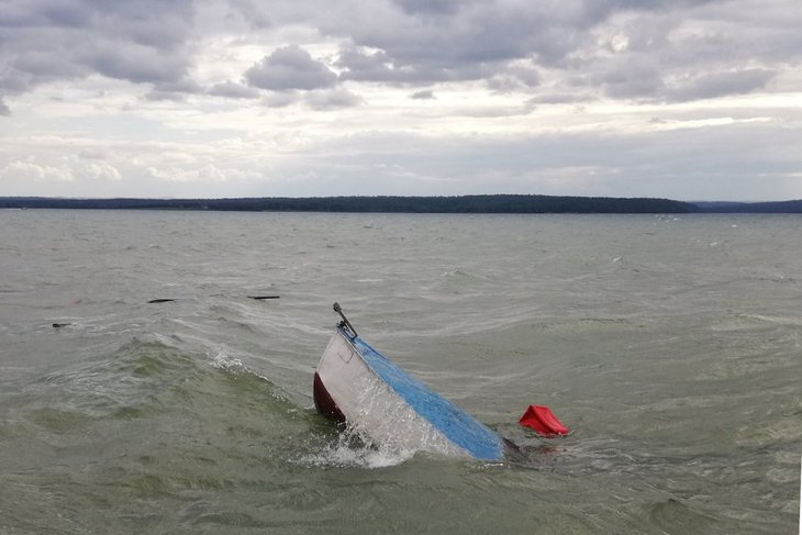 ГИМС разыскивает владельца лодки, из которой выпали двое мужчин на Иркутском водохранилище