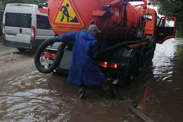 В Иркутске устраняют последствия затяжного дождя