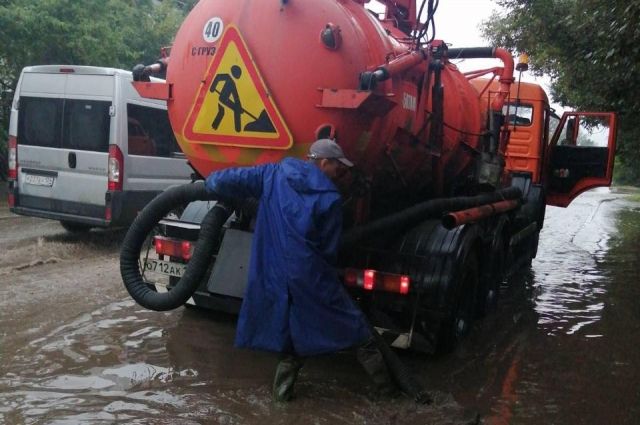 Последствия затяжного дождя устраняют в Иркутске