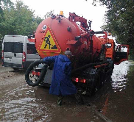 В Иркутске ведутся работы по устранению последствий затяжного дождя