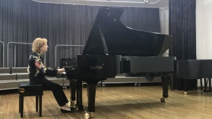 В Иркутский музыкальный колледж им. Ф. Шопена доставили концертный рояль премиум-класса
