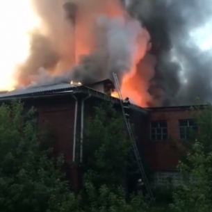 Очевидцы мешали тушить пожар в здании бывшего ИВВАИУ в Иркутске