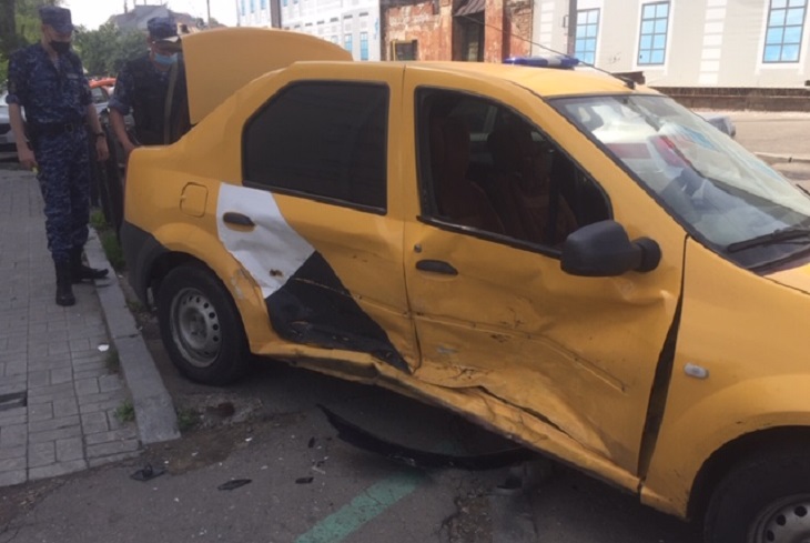 Сотрудники Росгвардии спасли водителя и пассажира из горящего автомобиля