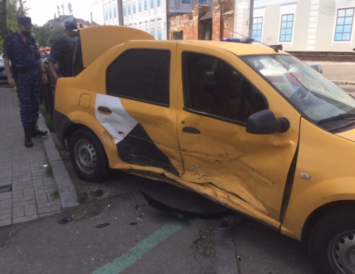Сотрудники Росгвардии вытащили из горящего автомобиля двоих человек в Иркутске