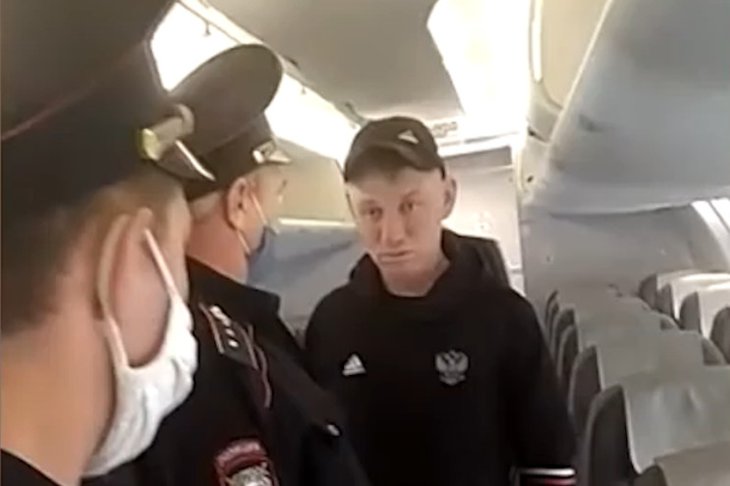 Иркутянина оштрафовали за курение на борту самолета в Анапу