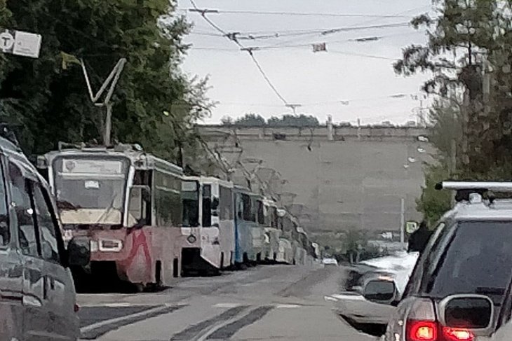 Трамваи и троллейбусы встали в центре Иркутска из-за повреждения кабельной сети