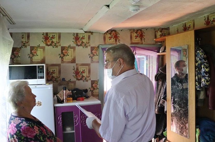 В домах одиноких пенсионеров и многодетных семей в Тайшете установили 20 пожарных извещателей