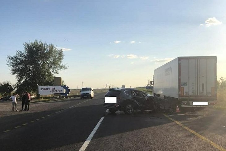 Семья из Иркутска попала в ДТП с грузовиком в Ставропольском крае