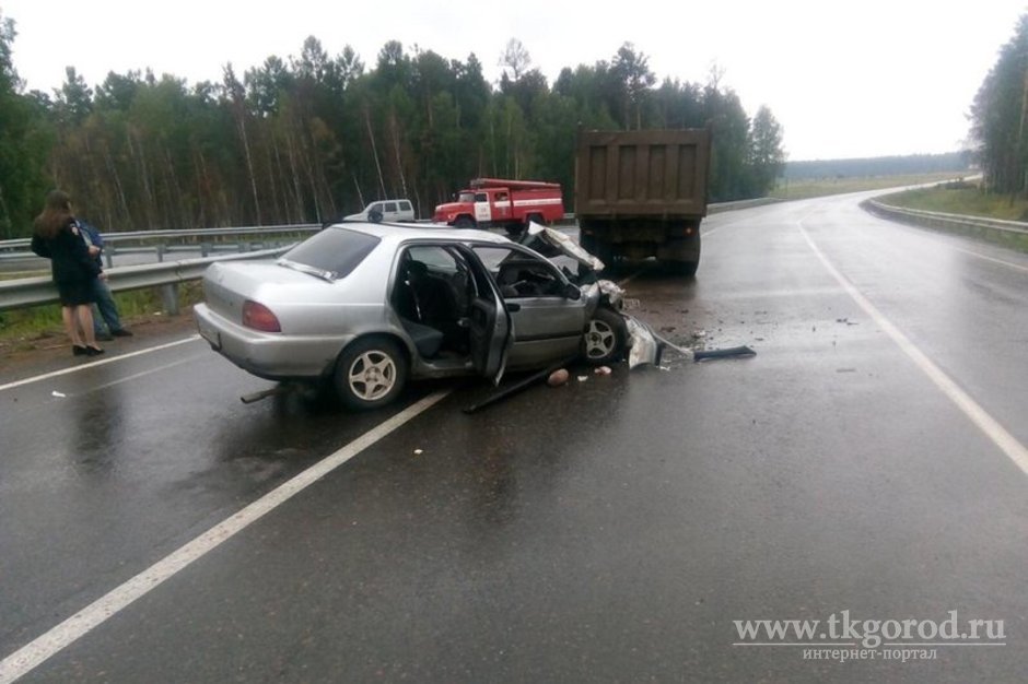 Иномарка влетела в грузовик на дороге Тайшет – Чуна – Братск. В автомобиле находились семь человек