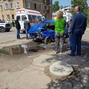 Водитель и пассажир машины «Почты России» пострадали при столкновении с автобусом № 11 в Ангарске