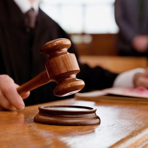 Суд назначил двум пытавшимся дать взятку полицейским иркутянам крупные штрафы