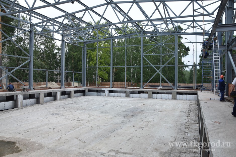 Строительство бассейна возле Братского университета закончится позже, чем планировалось