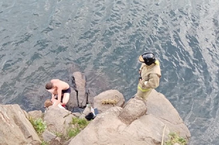 Мужчина упал с восьмиметровой скалы во время отдыха на Усть-Илимском водохранилище