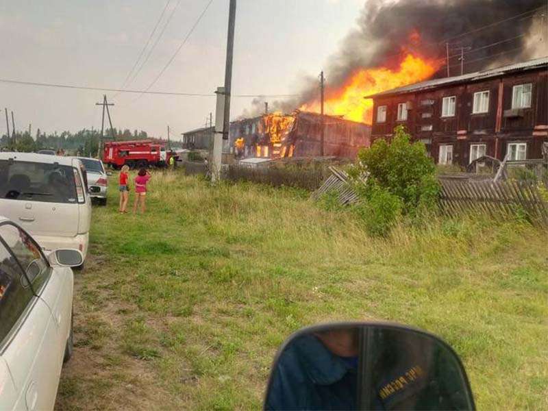 Многоквартирный дом горит в Усть-Илимском районе
