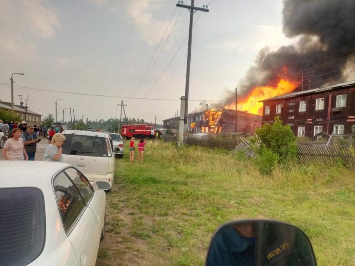 Аварийный жилой дом загорелся в поселке Железнодорожный в Усть-Илимском районе Приангарья 