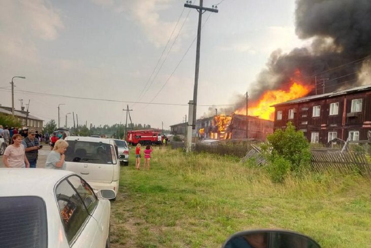 В поселке Железнодорожный загорелся аварийный жилой дом