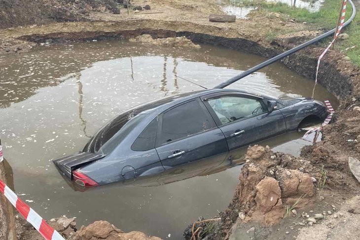 В Баяндае пьяный водитель не справился с управлением и утопил автомобиль в яме с дождевой водой