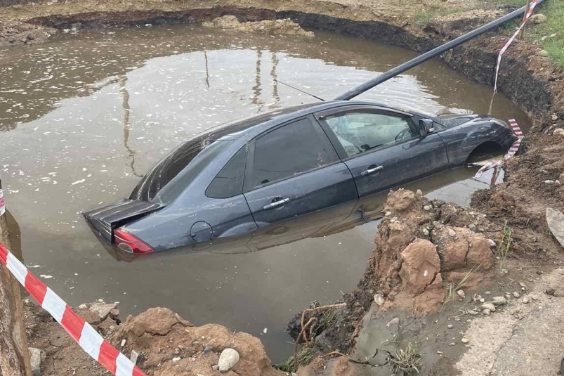 Иномарка затонула в глубокой яме в поселке Баяндай в Иркутской области