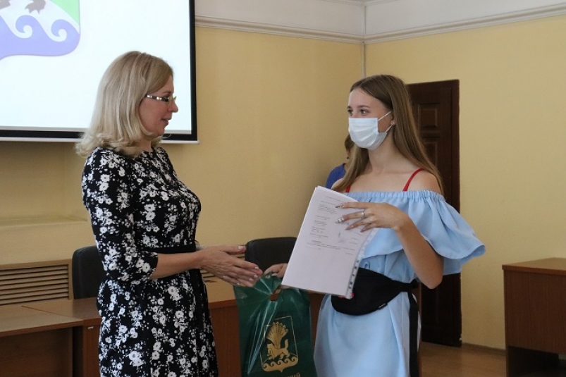 Выпускники школ Иркутского района получили целевые договоры на обучение в вузах региона