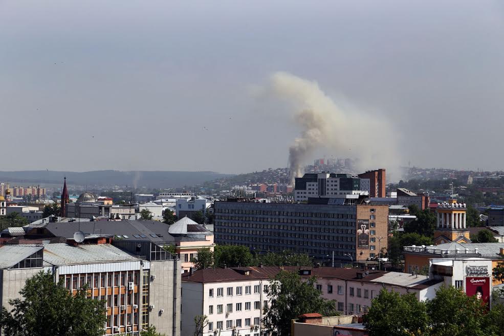 Здание горит на улице Глеба Успенского в Иркутске
