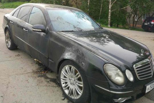 Неизвестные подожгли Mercedes Е280 в Иркутске