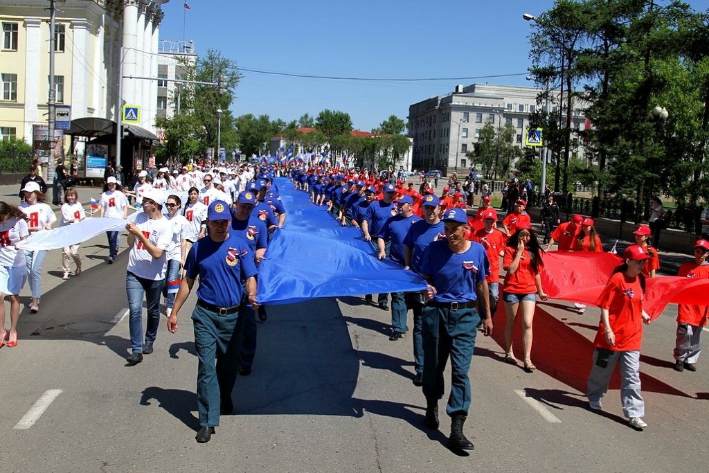 Сотни жителей Иркутска пронесут 50-метровый российский флаг 12 июня