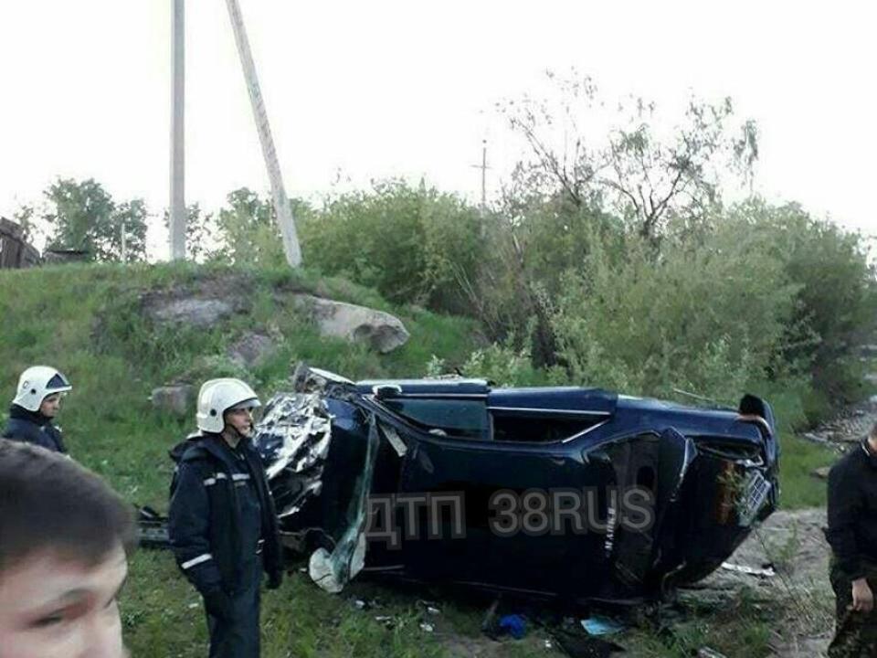 В Иркутске "Тойота Марк II" улетел с моста в Жилкино. Двое погибли, четверо госпитализированы