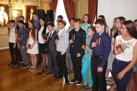Накануне Дня России 20 школьников из Октябрьского округа получили первые паспорта