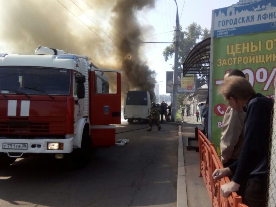 На улице Байкальская в Иркутске загорелся автобус