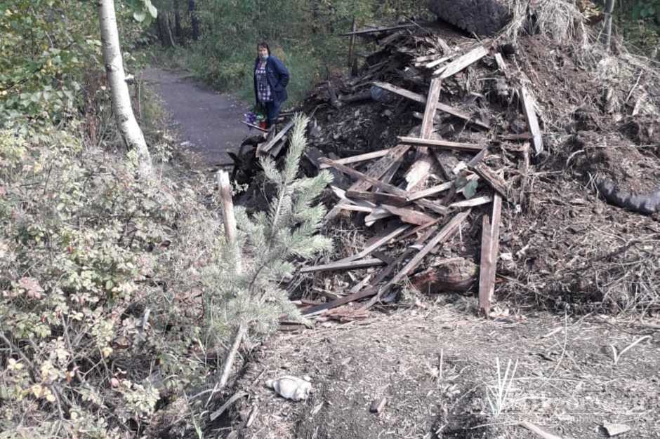 В Братске неизвестные высыпали несколько грузовиков мусора на дорожку от остановки к новому кладбищу