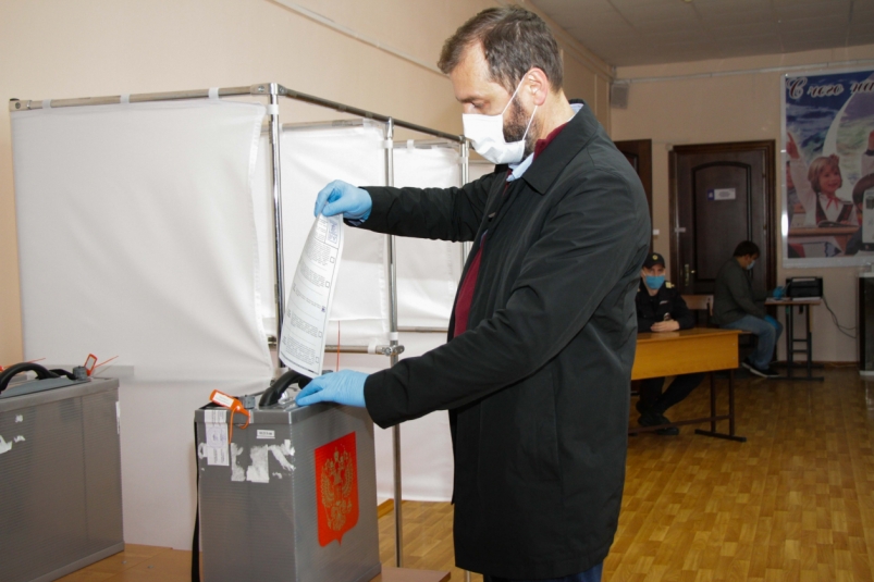 Спикер Заксобрания Приангарья Александр Ведерников проголосовал на выборах губернатора