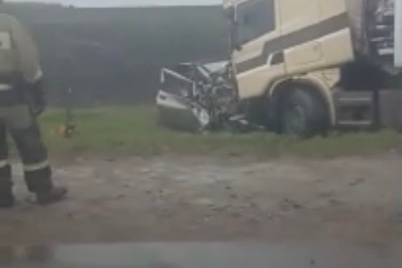 Двое человек погибли в ДТП с участием легковушки "ВАЗ" и грузовика Scania в Приангарье