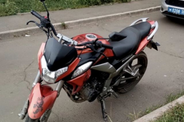 В Братске мотоциклист, сбивший пешехода, пытался спрятать скутер