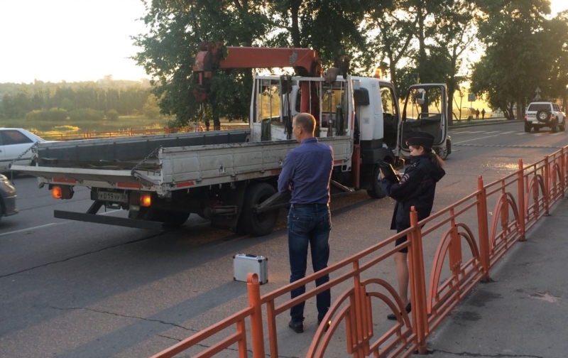 Подозреваемого в повреждении эвакуатора в Иркутске задержала полиция