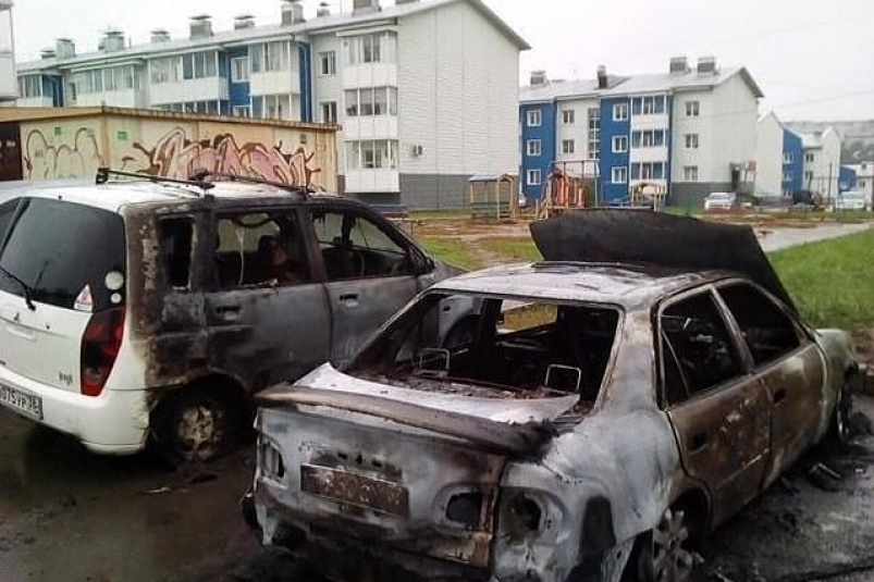 Mitsubishi и Toyota сгорели в поселке Маркова Иркутского района утром 14 сентября