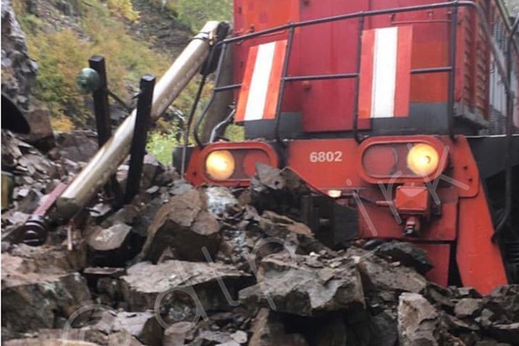 На КБЖД закрыли движение поездов до 20 сентября из-за камнепада