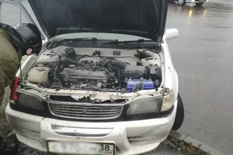 Трое жителей Иркутска спасли водителя из горящего автомобиля