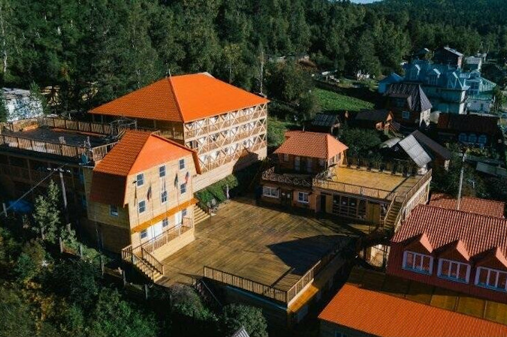 Суд постановил снести две незаконно построенные гостиницы в Листвянке