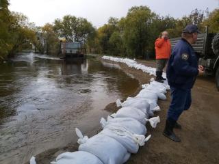 В Иркутске река Ушаковка вышла из берегов и затопила участки