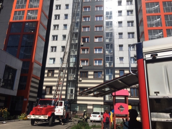 47 человек эвакуировались из горящего 14-этажного дома на улице Ядринцева в Иркутске