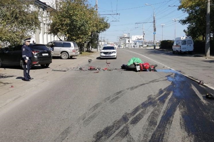 Мотоциклист погиб при столкновении с кроссовером на Безбокова в Иркутске
