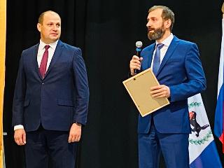 Александр Ведерников поздравил Александра Дубровина со вступлением в должность мэра Братского района
