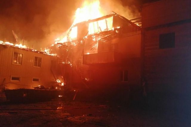 Пожар уничтожил кровлю гостиницы «Тайга» в Казачинско-Ленском районе