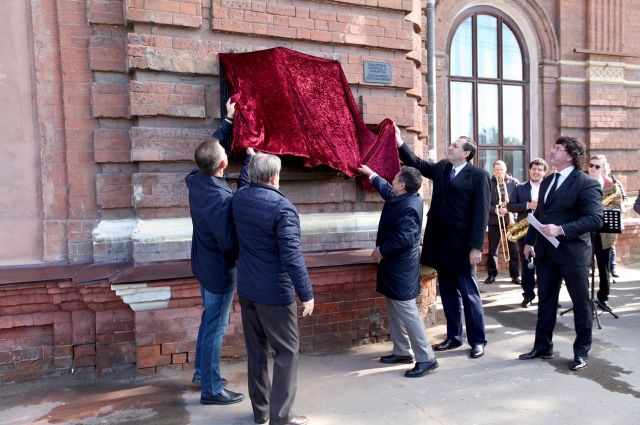 Мемориальную доску имени Дамдина Сухэ-Батора обновили в Иркутске