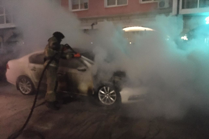 Volkswagen Passat горел в Иркутске ночью 21 сентября