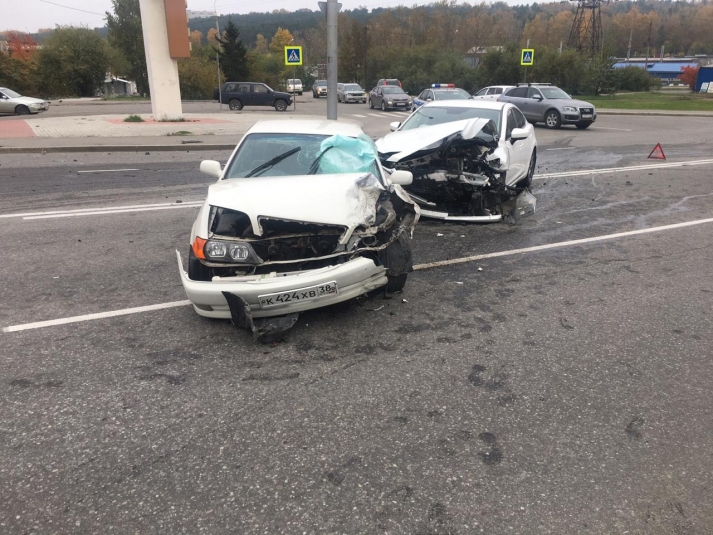 Женщина-водитель Mazda 6 пострадала в столкновении с Toyota Chaser в Иркутске