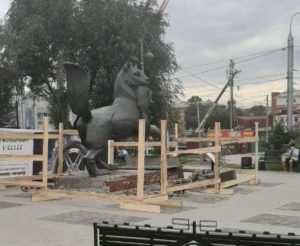 Администрация Иркутска отказалась принимать ремонт постамента под скульптурой Бабра